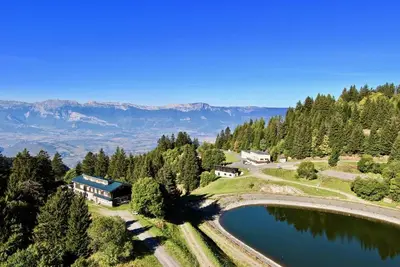 Image de À 300m des pistes de ski, 12ème étage, vue vallée, balcon, parking, télévision, casier à ski, 31m²