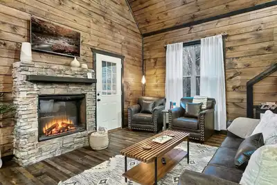 Image de Boho-chic central cabin - hot tub, theater & game room - 2 private acres
