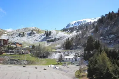 Image de À 300m des pistes de ski, 10ème étage, balcon, parking, télévision, casier à ski, 19m², Chamrousse