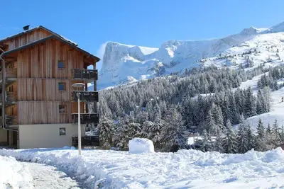Image de 50m du centre station, 1er étage, balcon, télévision, casier à ski, 30m², Superdévoluy