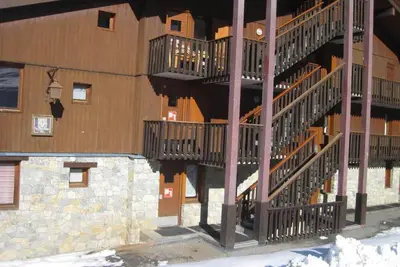 Image de À 100m des pistes de ski, étage -1, vue vallée/montagne, terrasse, télévision, casier à ski, 40m²