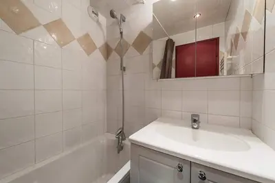 Image de À 300m des pistes de ski, Rez-de-chaussée, balcon, télévision, casier à ski, 39m², Tignes