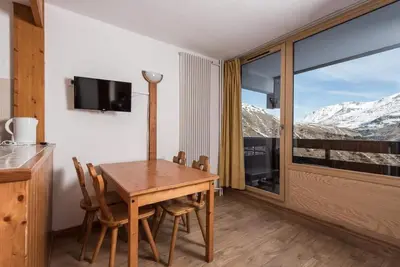 Image de À 300m des pistes de ski, 7ème étage, vue dégagée, balcon, télévision, casier à ski, 21m², Tignes