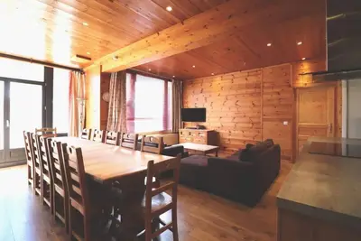 Image de À 300m des pistes de ski, Rez-de-chaussée, télévision, casier à ski, 180m², Tignes