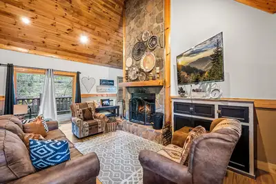 Image de Cozy 2bd Retreat! Hot Tub! Nestled in the Woods!