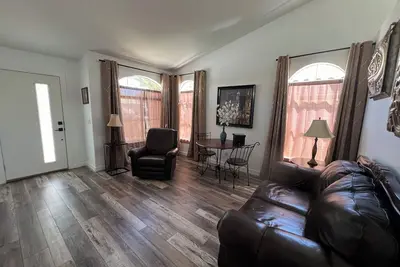 Image de Minutes from Arrowhead and Westgate