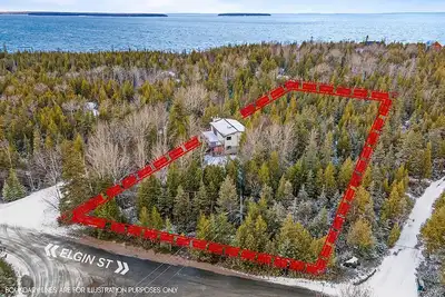 Image de Privacy in the woods and a short walk to downtown