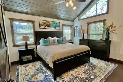 Image de King Suite w FiberOptic WiFi - Modern Cozy Cabin