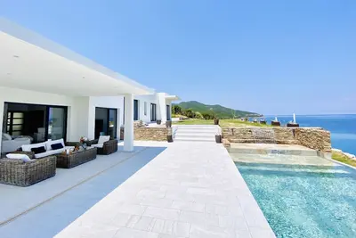 Prestigious villa at the water's edge - Pietracorbara