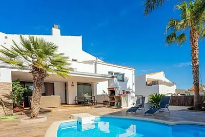 Image de Renovated villa with private pool and game room