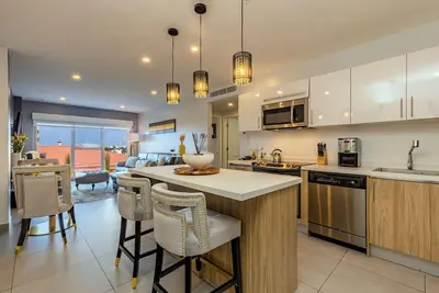 Image de Warm & nicely decorated unit @ unbeatable location