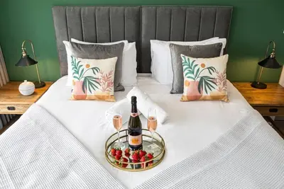 Image de Bournecoast: Stylish Flat-Balcony/Sea Glimpses-Parking-10 Min Walk To Beach-8406