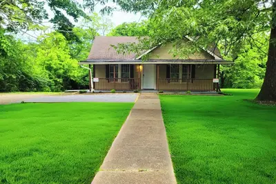 Image de Red Bud Summary:<br>Red