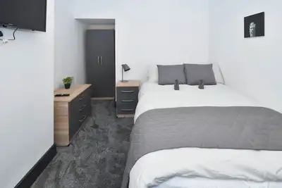 Image de Supérieure-Double-Salle de bain partagée-With Tv