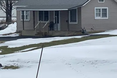 Image de Cozy cottage with beautiful lake views!