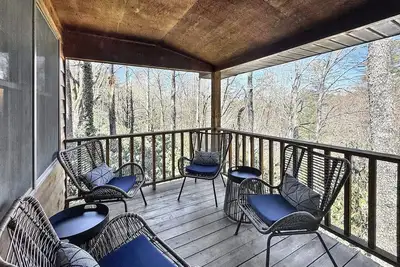 Image de Walk to town, covered deck dining, wood-burning fireplace