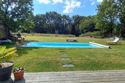Image de Belle et spacieuse avec piscine.