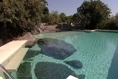Image de Villa avec jardin et piscine