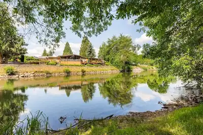 Image de Cozy River/Waterfront home with a Private Beach