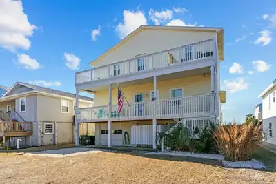 Image de Beautifully renovated 4 bedroom canal home with boat dock and close beach access!