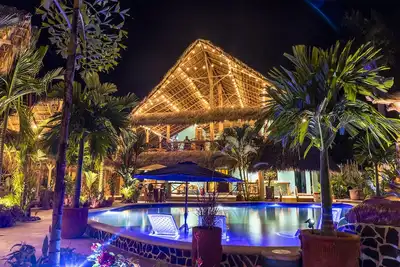 Image de Private beach house paradise w/ private pool bar and game area.