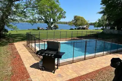 Image de Universal Studios Lake House Retreat with 5 bedrooms and a private pool.