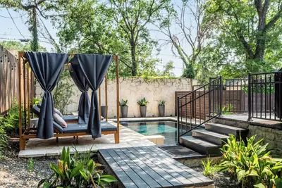 Image de Spacious Luxury Home with heated pool and spa - 5 mins from downtown