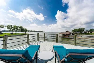 Image de Cedar Creek Lake: Retro Lake House on Cove w/ Party Deck & Full Water View!