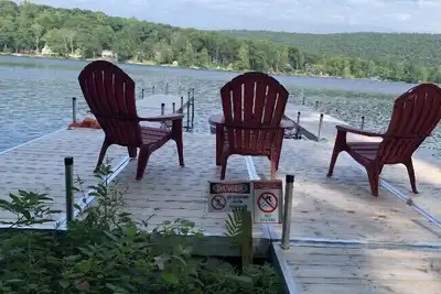 Image de Large (3500 sf), lakefront retreat. Close to skiing and hiking.