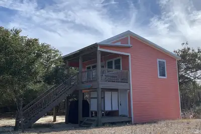 Image de Beach Cottage a short walk from the waves!