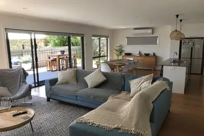 Image de Beautiful spacious home with bay views. Walk to beach, shops & ferry!