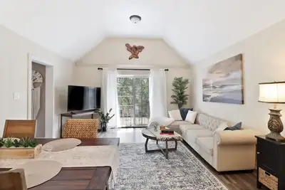 Image de Treehouse Bungalow- Quaint and Cozy Getaway!