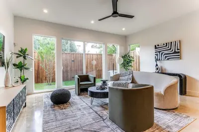 Image de Luxury Farmhouse - Modern Brand-new Trinity Groves home - Sleeps 11!