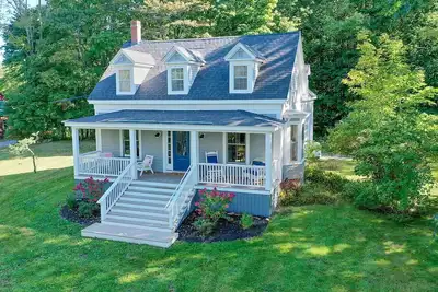 Image de Large, light filled 4 bedroom house - walk to ocean and ferry