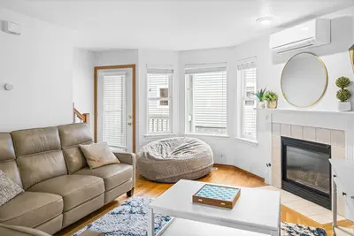 Image de Cheerful 3-bedroom townhouse with parking. 5 min walk to light rail.