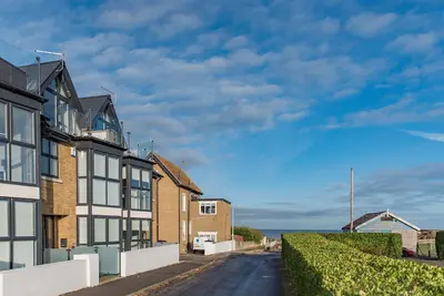 Image de Stunning townhouse with sea views and parking, a short walk to the beach, sleeping 8 guests minutes