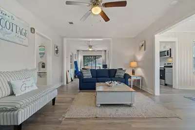 Image de 2 bedrooms - King bed - close to beaches - beautiful deck with outdoor seating.