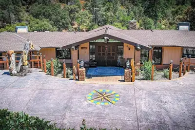 Image de Waterfall View Retreat near Yosemite with Spas