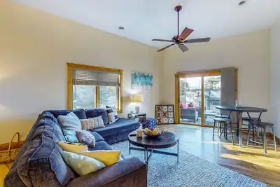 Image de Modern Water-View Condo with Fast WiFi, Gas Fireplace, Patio & Gas Grill