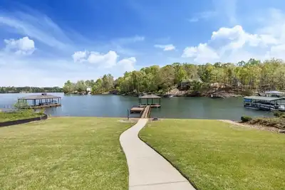 Image de Honeysuckle Lake Keowee Waterfront Retreat