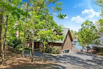 Image de Massive Lake Keowee Knox Campground Cabin