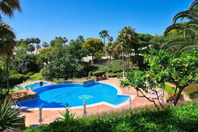 Image de Fabuleux appartement à \"Elviria Hills\", avec vue mer, piscine partagée et Wi-Fi.