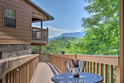 Image de Cabin Apt w/ Smoky Mtn Views & Private Patio!