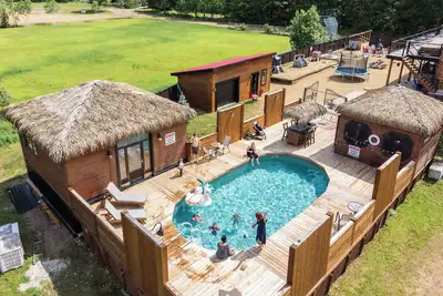 Image de Resort privé en bois rond, 30 pers. , piscine, spa, salle de jeux, et ++