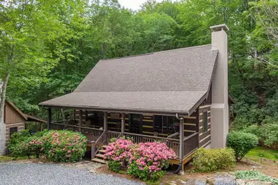 Image de Hawksnest Cabin - Seven Devils home with hot tub, views, pet friendly