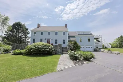Image de Bell View: Private tennis court and an in-law suite.