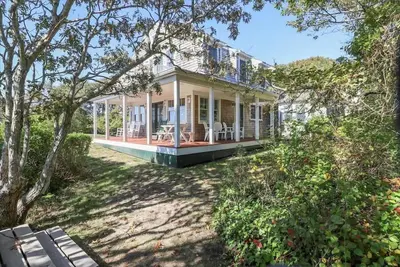 Image de Beachfront Days, Hyannis Nights! Rpam023