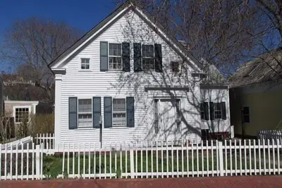 Image de Large Beautiful Family Home in the Heart of the West End! Rpsh009