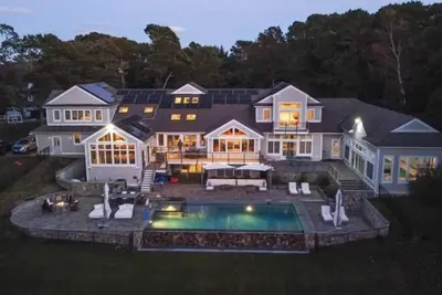 Image de Luxury home with 2 pools on the water. Rpms081