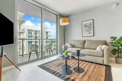 Image de Modern 1 Bdrm Condo With Pool & Bay Views